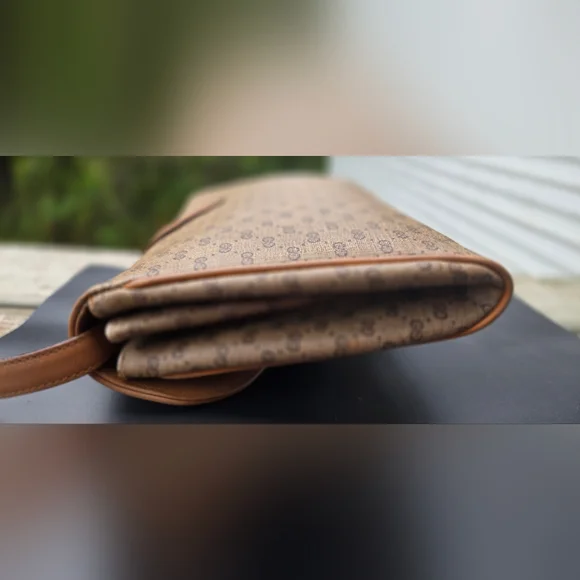 EUC Vintage Gucci Crossbody - Picture 6 of 11